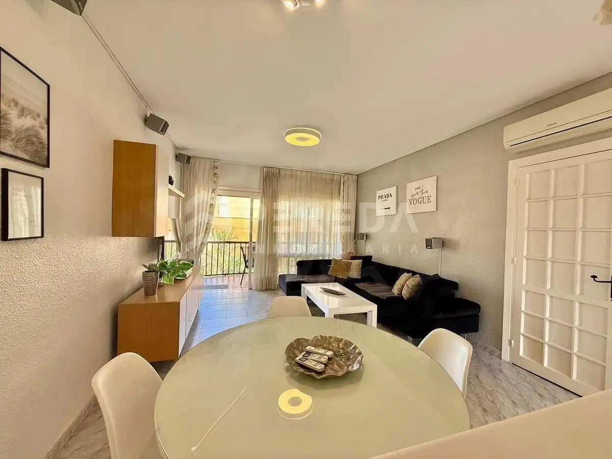 Sala de estar de Apartamento en venta en Roquetas de Mar con Aire acondicionado, Jardín privado y Amueblado
