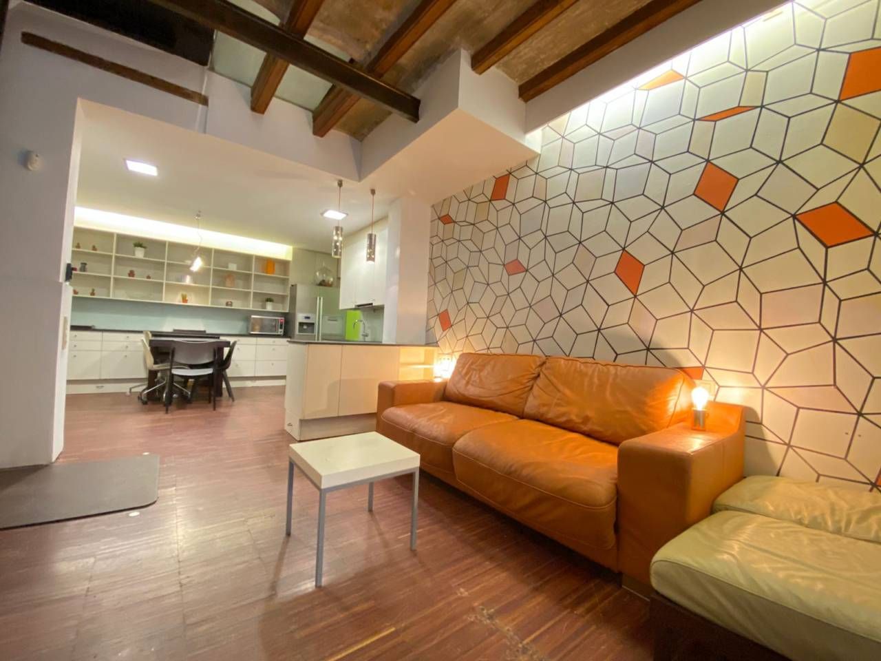 Sala d'estar de Dúplex de lloguer en  Barcelona Capital amb Aire condicionat, Parquet i Moblat