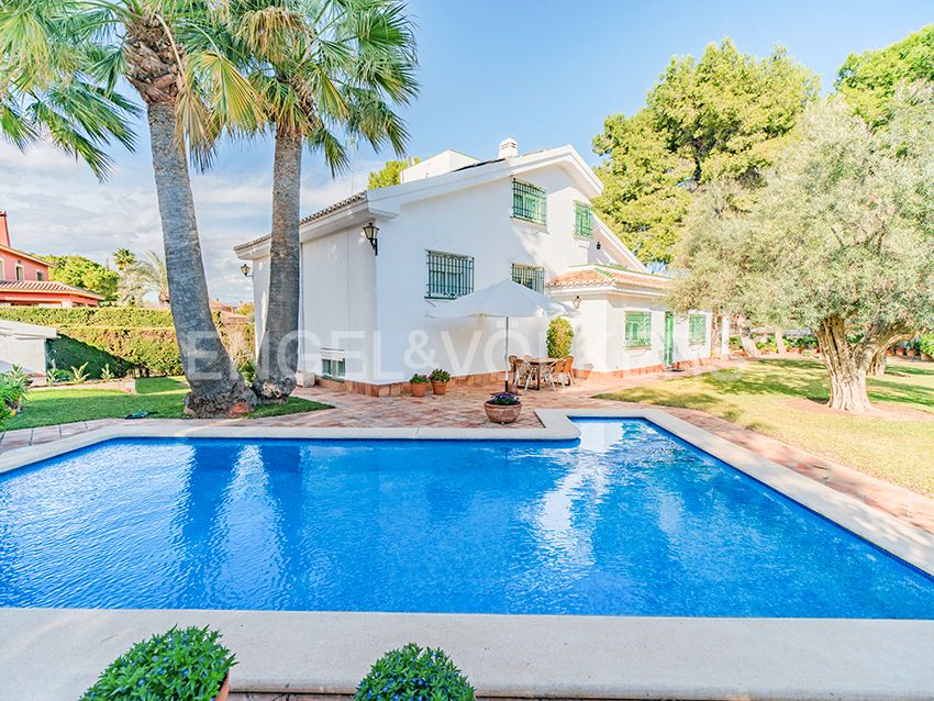 Vista exterior de Casa o xalet en venda en Alicante / Alacant amb Aire condicionat, Calefacció i Jardí privat