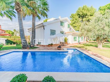Detached house with pool for sale in Calle de la Encina 7