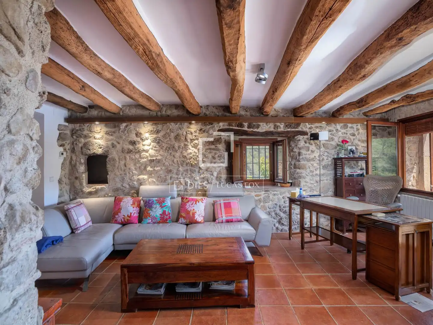 Sala d'estar de Finca rústica en venda en Lladó amb Aire condicionat, Calefacció i Jardí privat