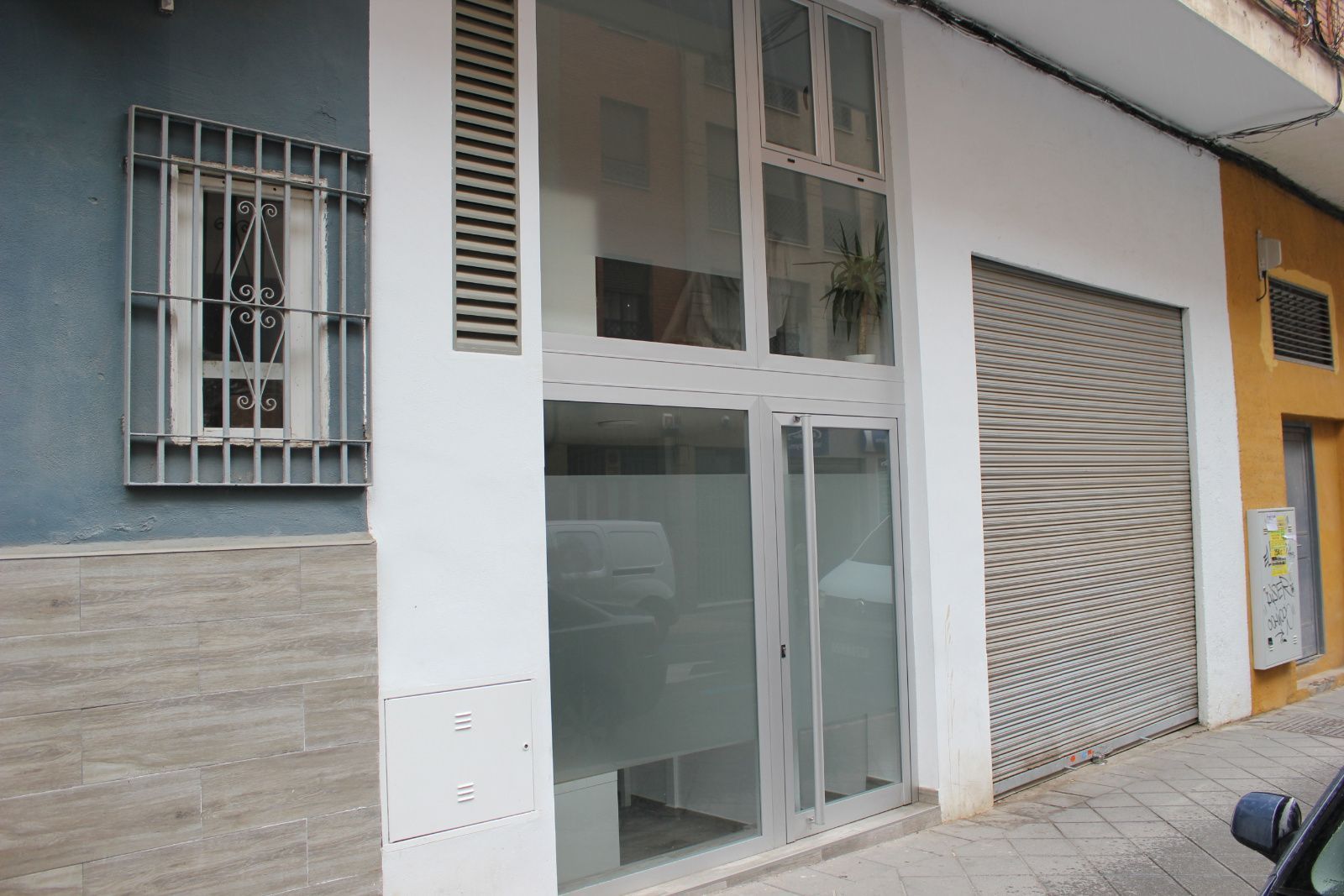 Vista exterior de Local en venta en  Granada Capital con Aire acondicionado