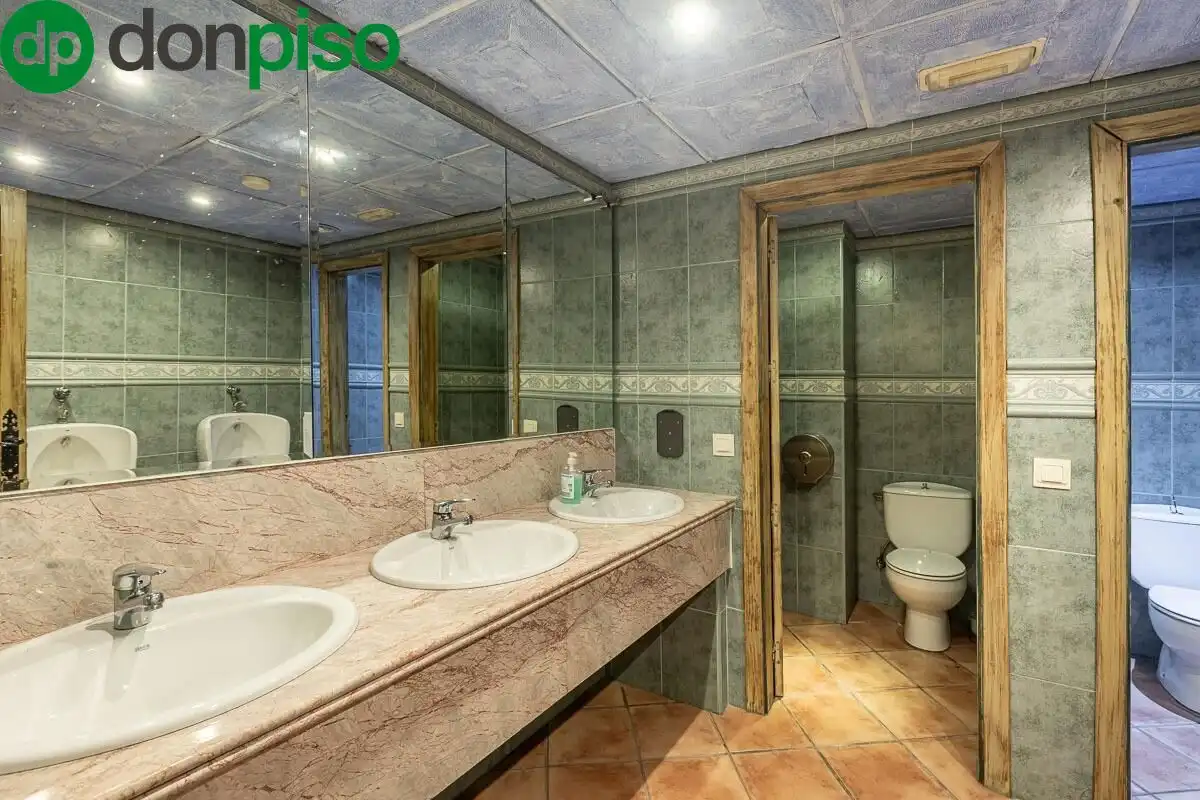 Baño de Local en venta en Pinos Genil con Terraza