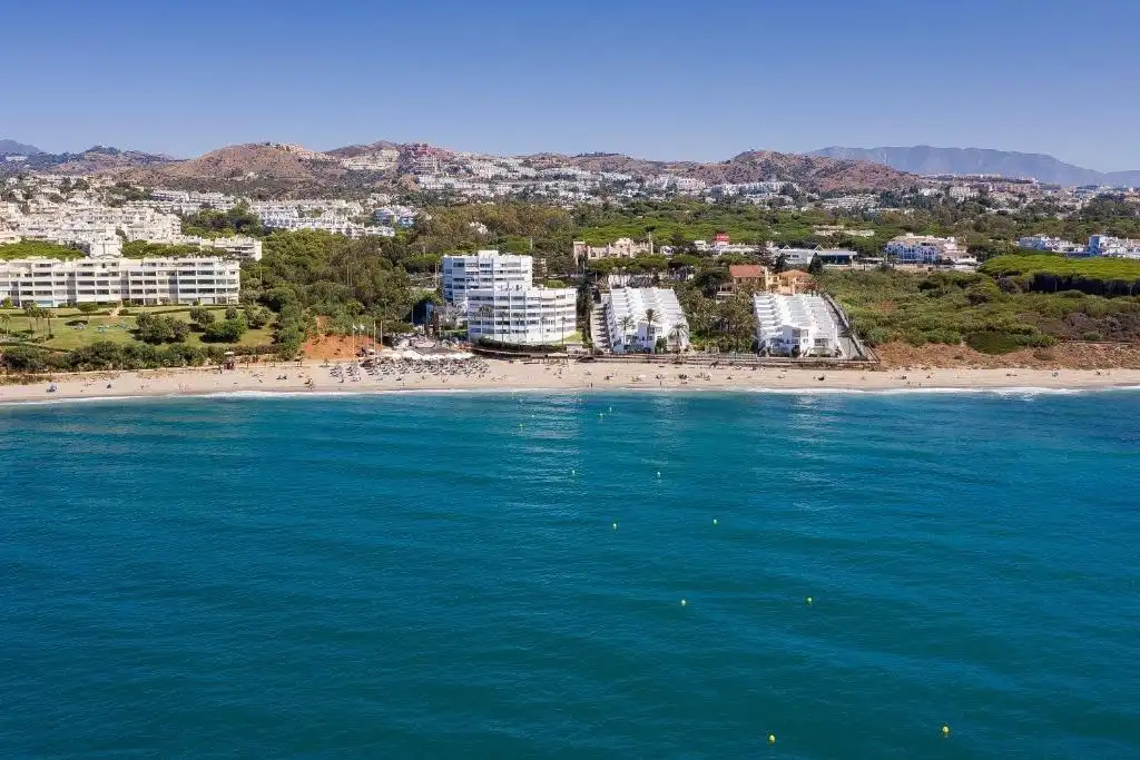 Außenansicht von Wohnung zur Miete in Mijas mit Klimaanlage, Heizung und Privatgarten