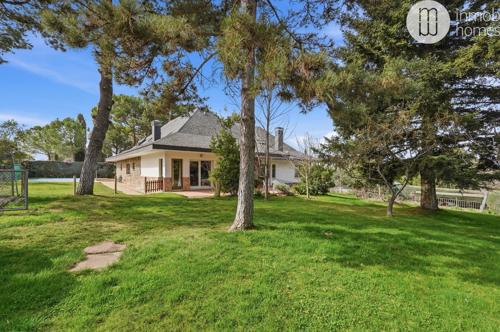 Vista exterior de Casa o xalet en venda en Boadilla del Monte amb Aire condicionat, Calefacció i Parquet
