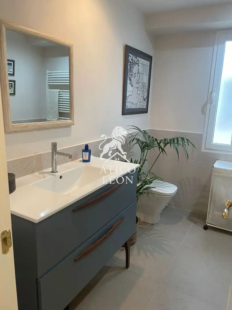Baño de Piso en venta en León Capital  con Calefacción y Trastero