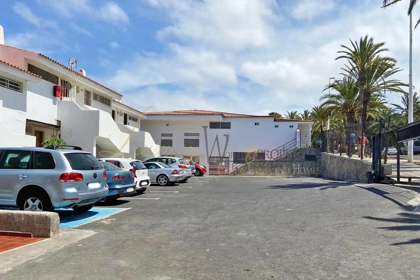 Vista exterior de Apartament en venda en Adeje amb Terrassa i Piscina comunitària