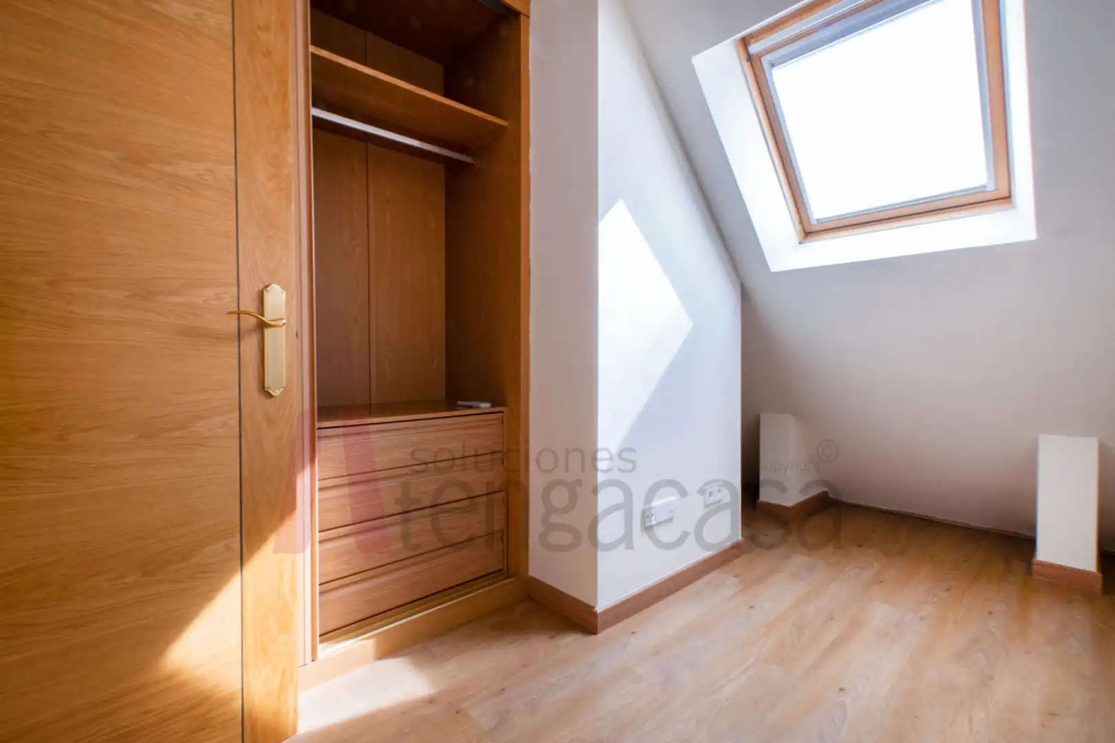 Schlafzimmer von Dachboden zur Miete in Madrid mit Klimaanlage, Heizung und Parkett