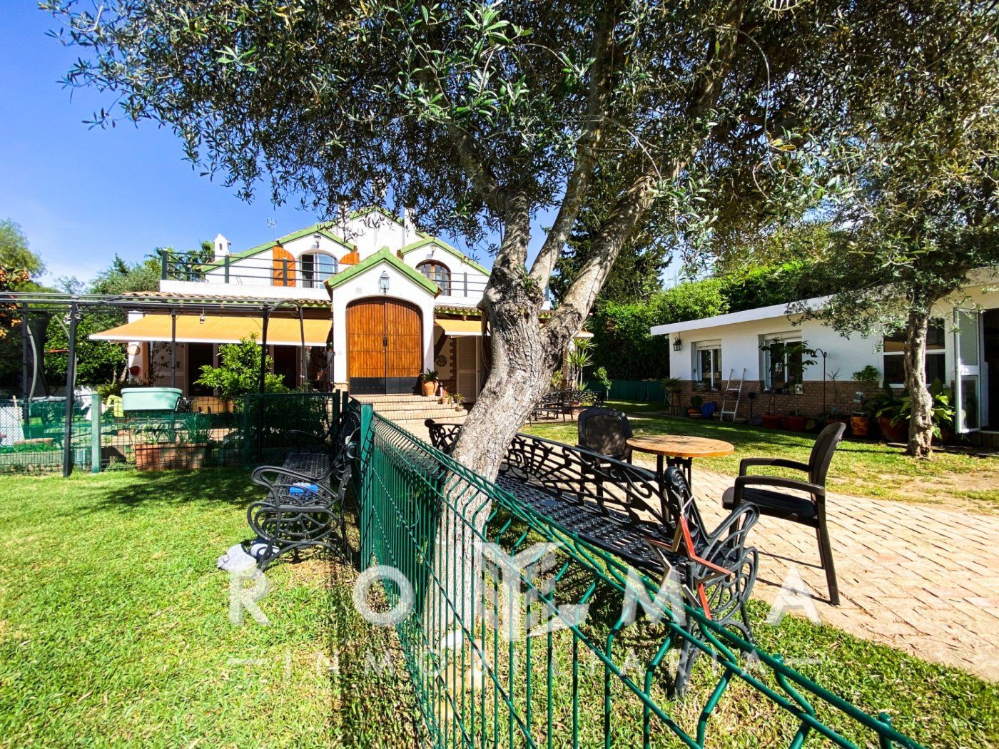 Vista exterior de Casa o xalet en venda en Alcalá de Guadaira amb Jardí privat, Terrassa i Traster