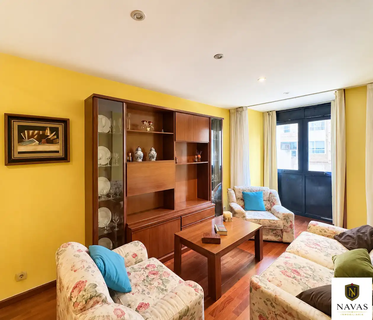Living room of Flat for sale in Vigo   with Heating, Parquet flooring and Furnished