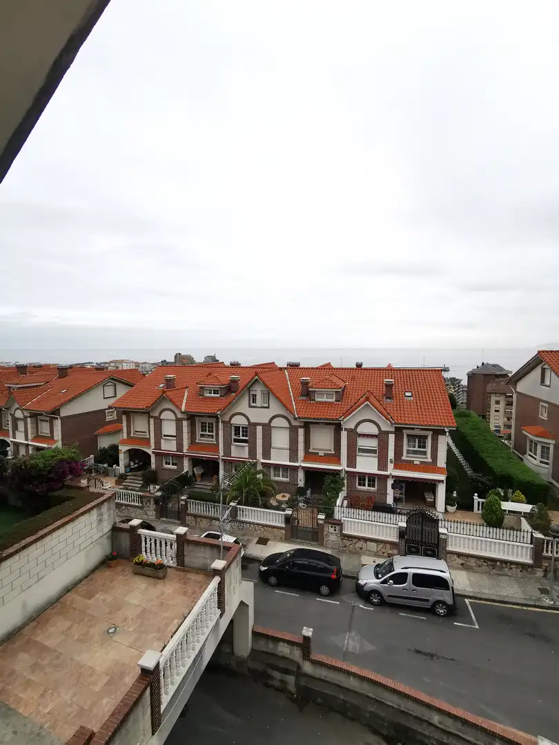 Vista exterior de Casa o xalet en venda en Castro-Urdiales amb Calefacció, Jardí privat i Terrassa