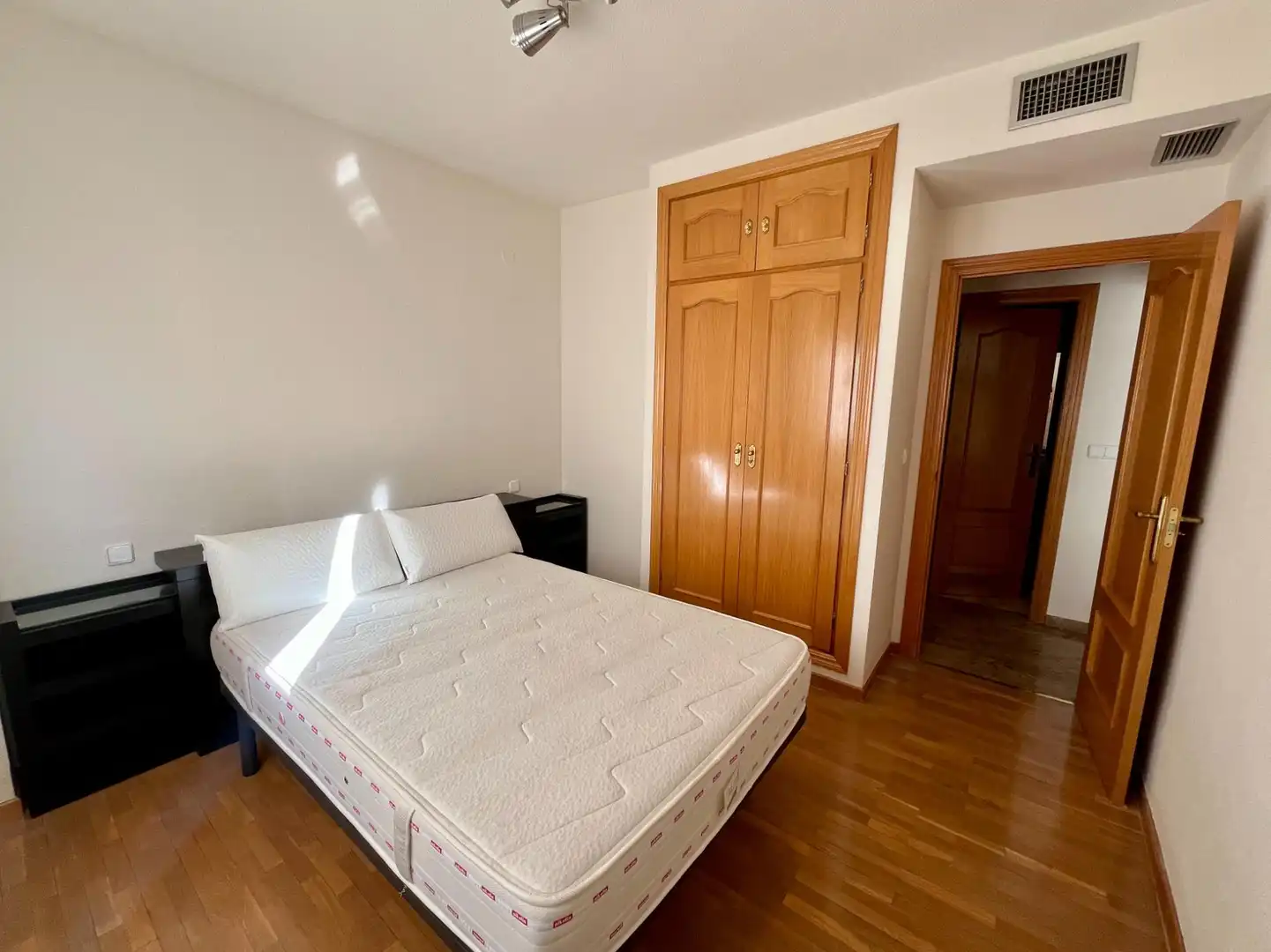 Bedroom of Flat for rent in Granada  with Air Conditioner, Heating and Furnished