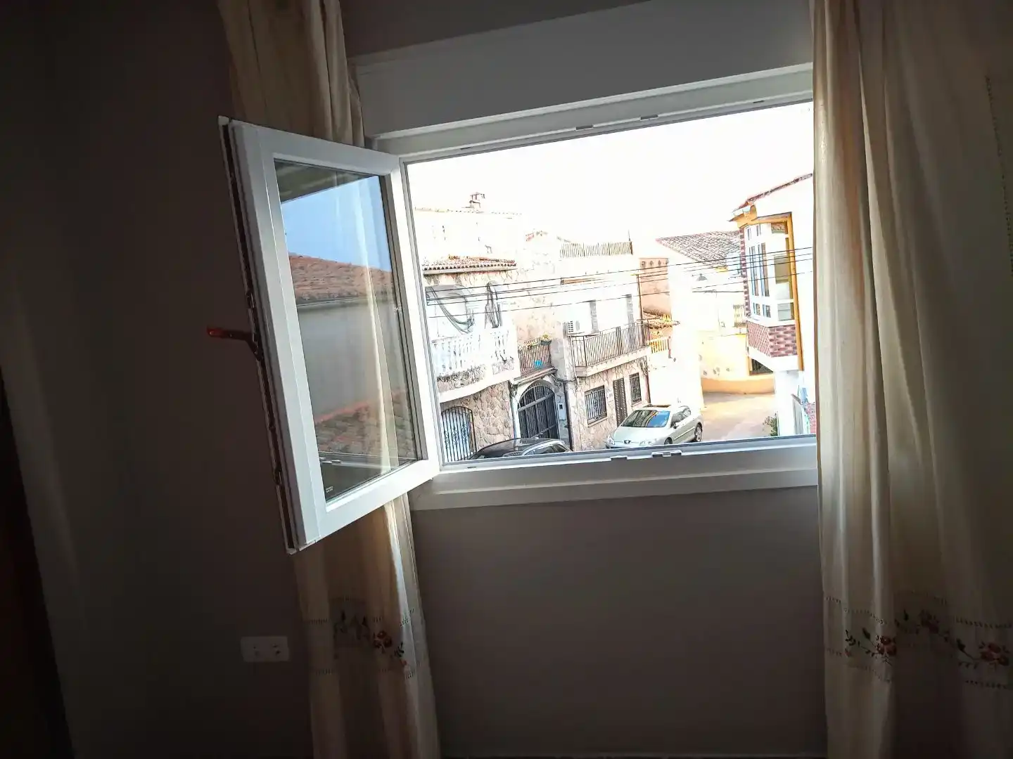 Vista exterior de Casa adosada en venta en Valdeobispo con Trastero y Amueblado