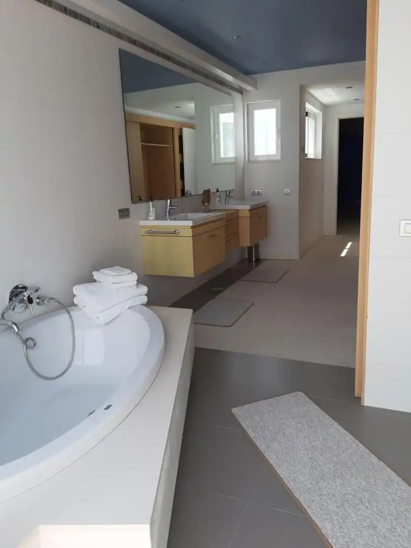 Baño de Casa o chalet de alquiler en Marbella con Aire acondicionado, Calefacción y Jardín privado