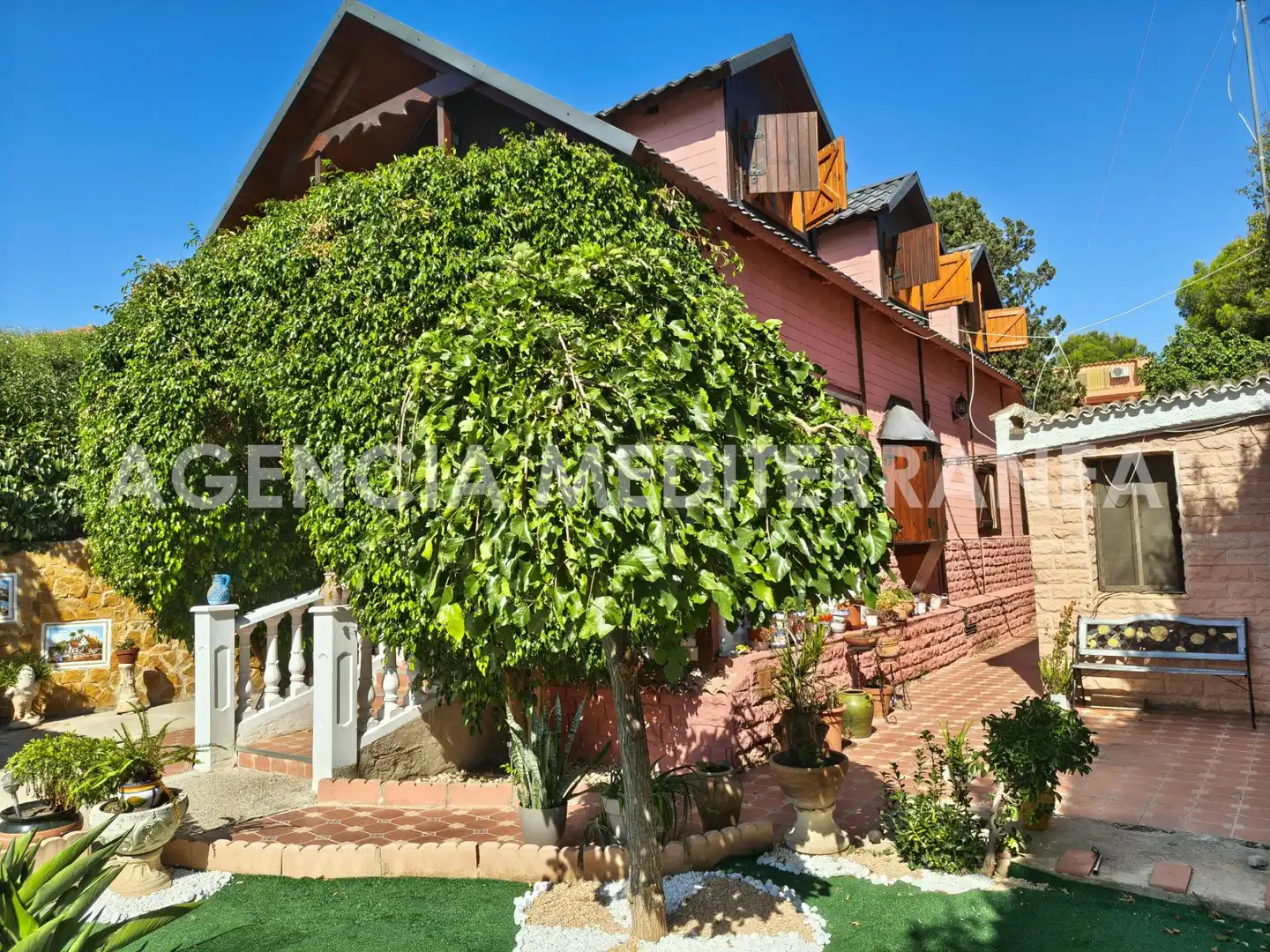 Vista exterior de Casa o xalet de lloguer en Paterna amb Aire condicionat, Calefacció i Jardí privat