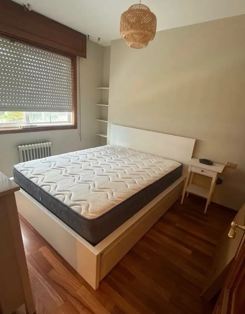 Schlafzimmer von Wohnung zur Miete in Pontevedra Capital  mit Abstellraum und Möbliert
