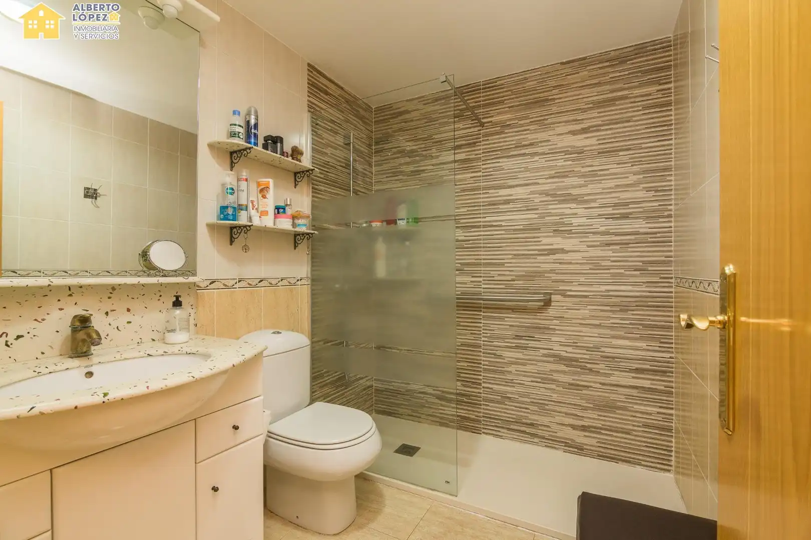 Baño de Apartamento en venta en Alicante / Alacant con Aire acondicionado, Calefacción y Piscina comunitaria