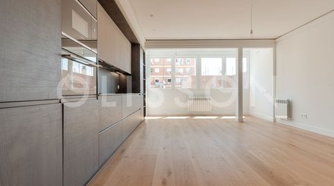 Diseño contemporáneo y luminosidad en una sexta planta
