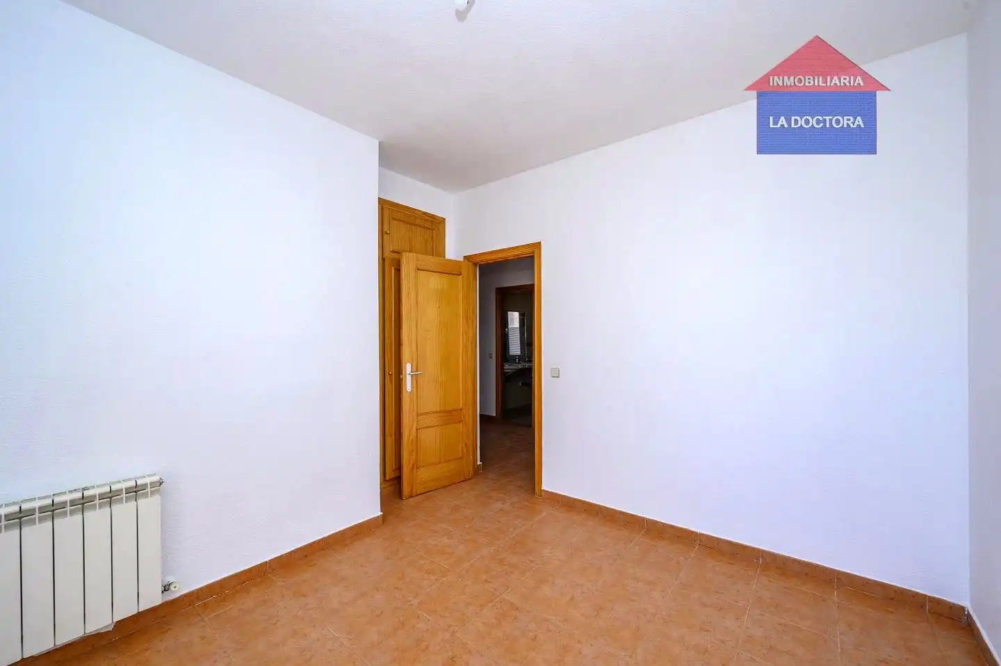 Dormitori de Casa adosada en venda en Camarena amb Calefacció, Jardí privat i Terrassa