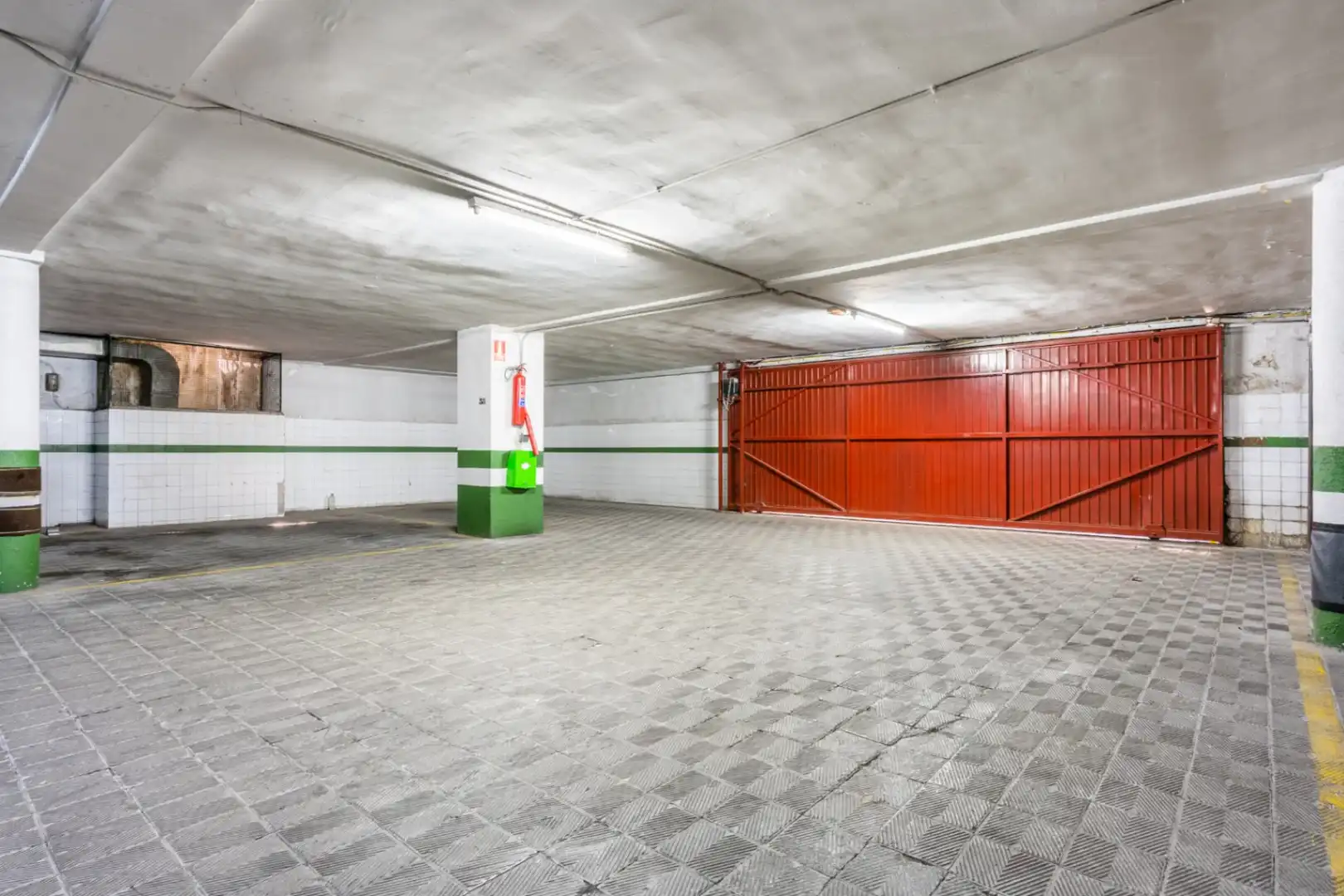 Parking of Flat for rent in Madrid  with Air Conditioner, Heating and Terrace