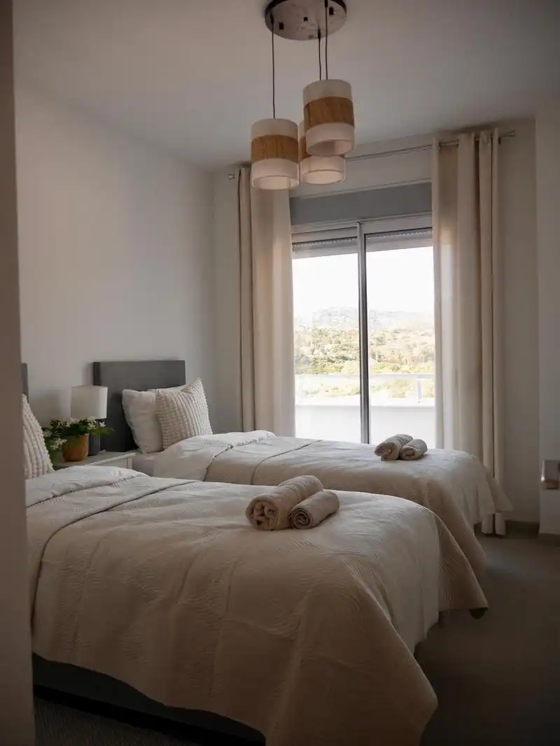 Habitación de Apartamento de alquiler en Estepona con Aire acondicionado, Terraza y Piscina