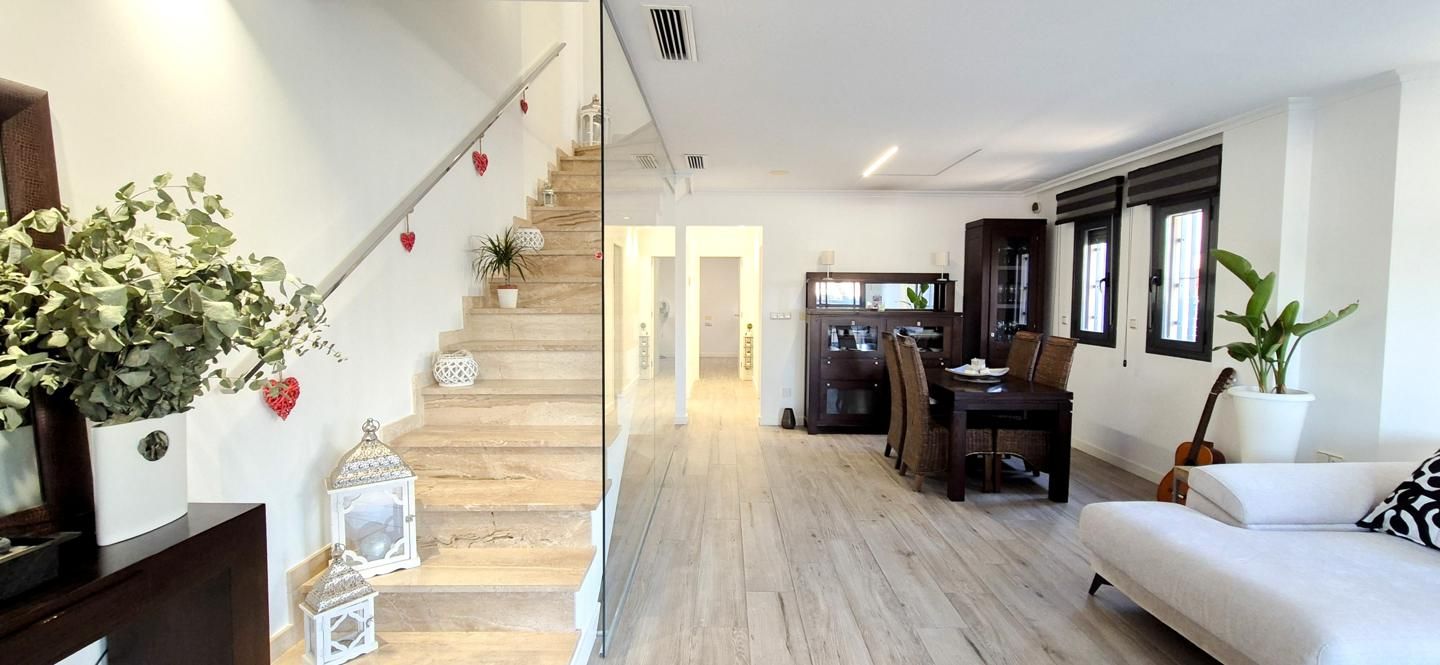 House or chalet for sale in Elche / Elx  with Air Conditioner, Terrace and Community pool