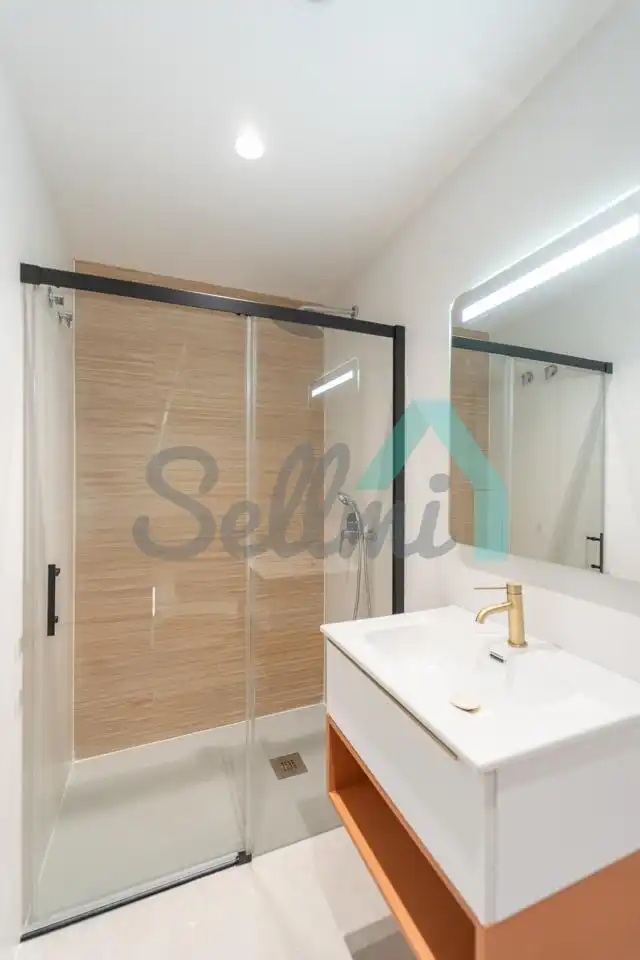Badezimmer von Wohnung zur untervermieten in Oviedo  mit Klimaanlage, Heizung und Privatgarten