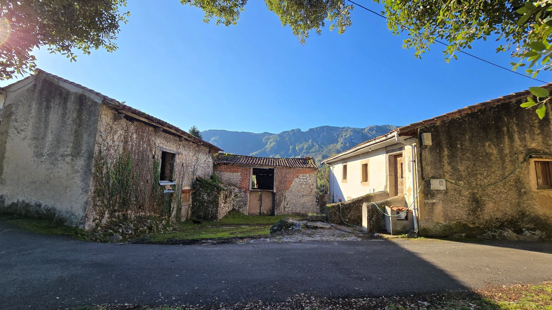 Vista exterior de Finca rústica en venda en Llanes amb Jardí privat