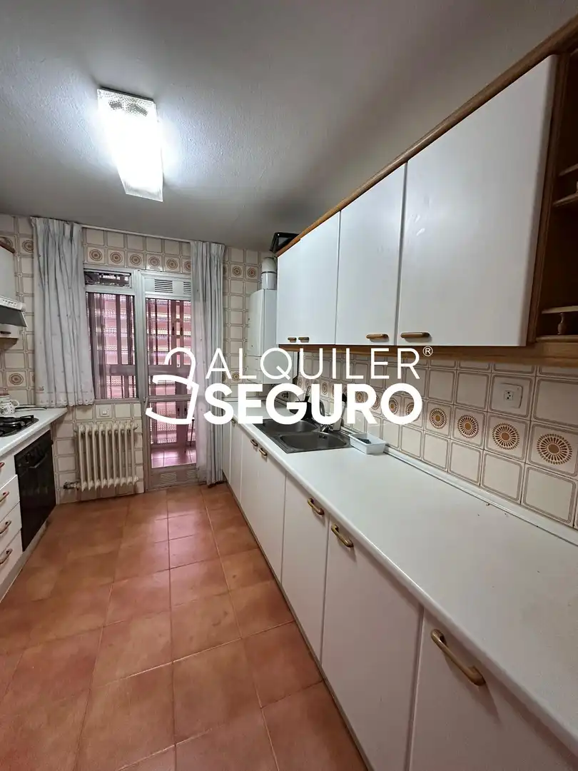Cuina de Pis de lloguer en Madrid amb Calefacció, Terrassa i Moblat