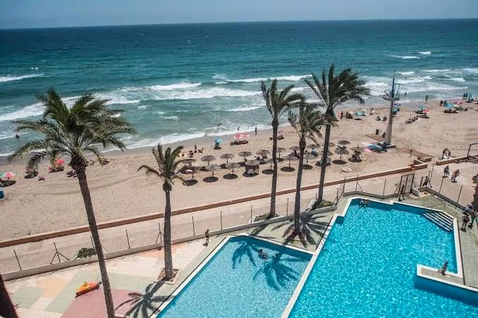 Piscina de Apartament en venda en La Manga del Mar Menor amb Aire condicionat, Calefacció i Jardí privat