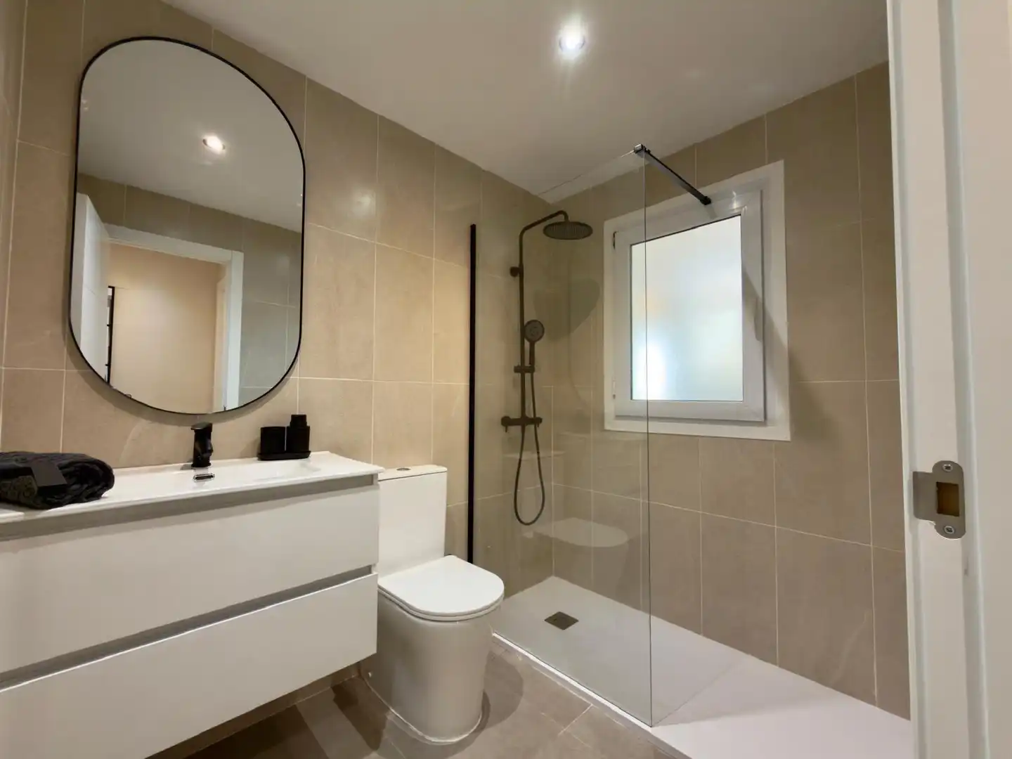 Badezimmer von Erdgeschoss zum Verkauf in Rincón de la Victoria mit Klimaanlage, Privatgarten und Terrasse