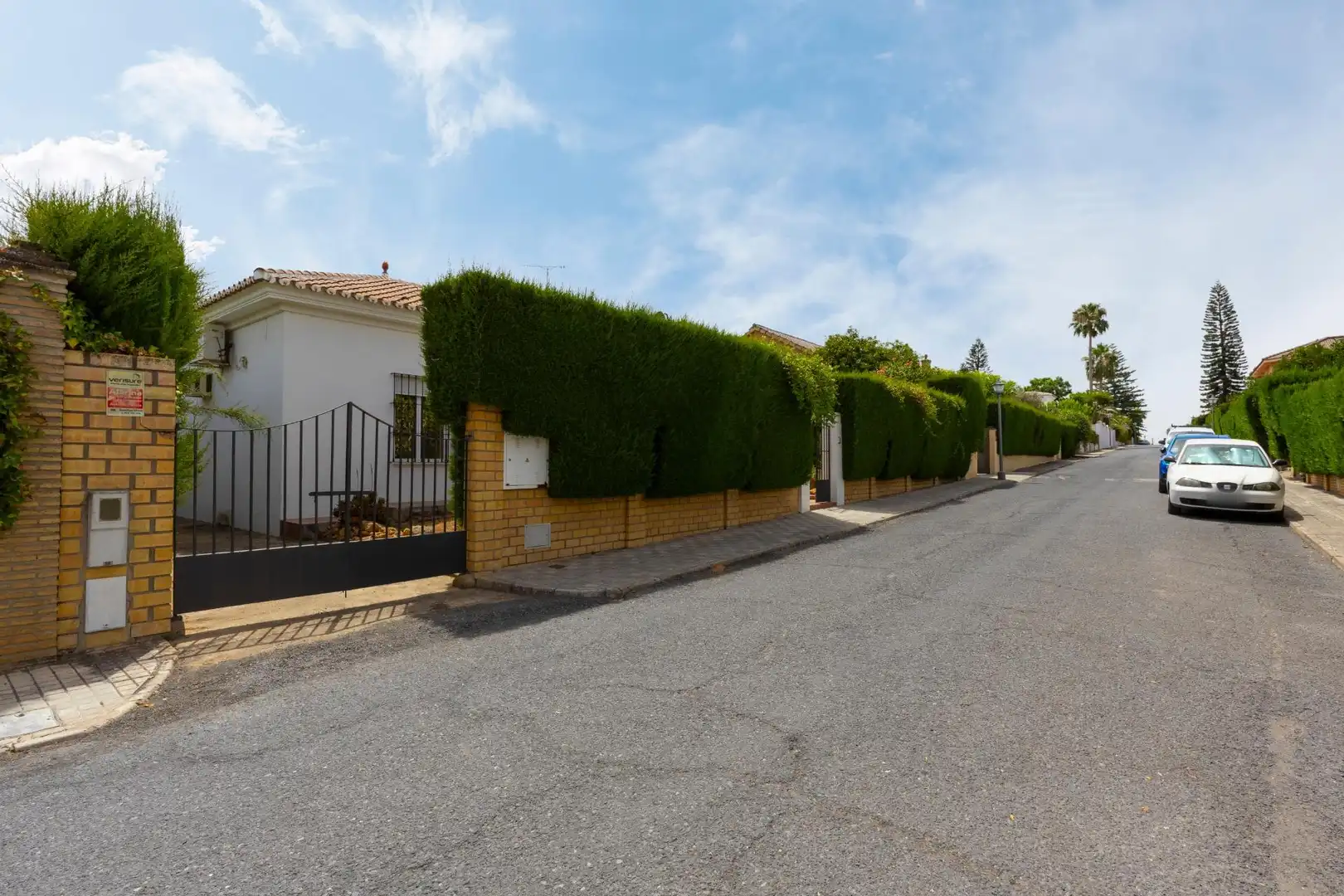 Vista exterior de Casa o xalet en venda en Sanlúcar la Mayor amb Jardí privat, Traster i Piscina