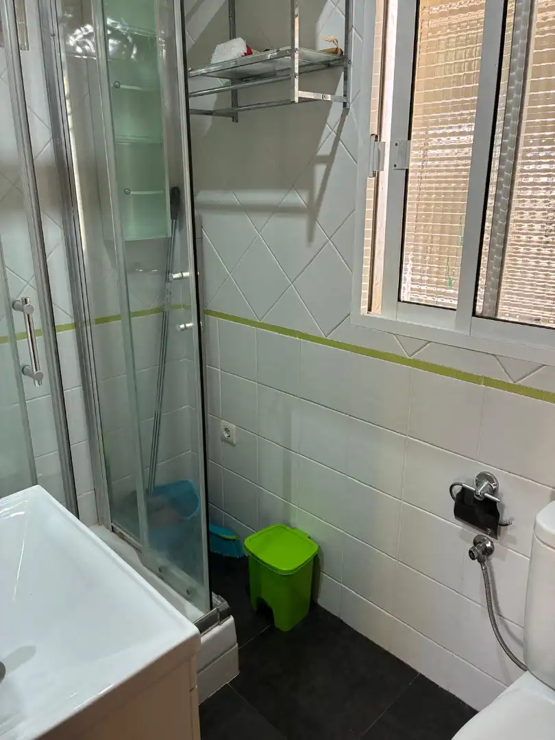 Badezimmer von Wohnungen zur Miete in Granada mit Möbliert, Ofen und Waschmaschine