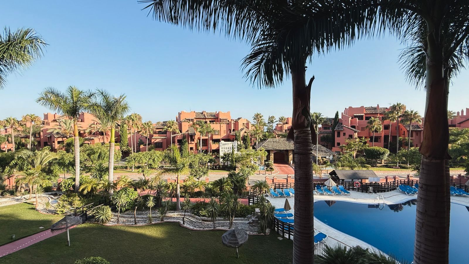 Vista exterior de Pis de lloguer en Estepona amb Aire condicionat, Terrassa i Moblat