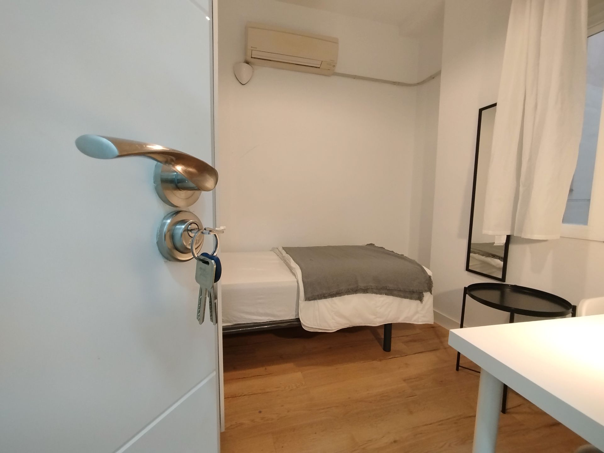 Bedroom of Flat for share in  Madrid Capital  with Air Conditioner, Heating and Furnished