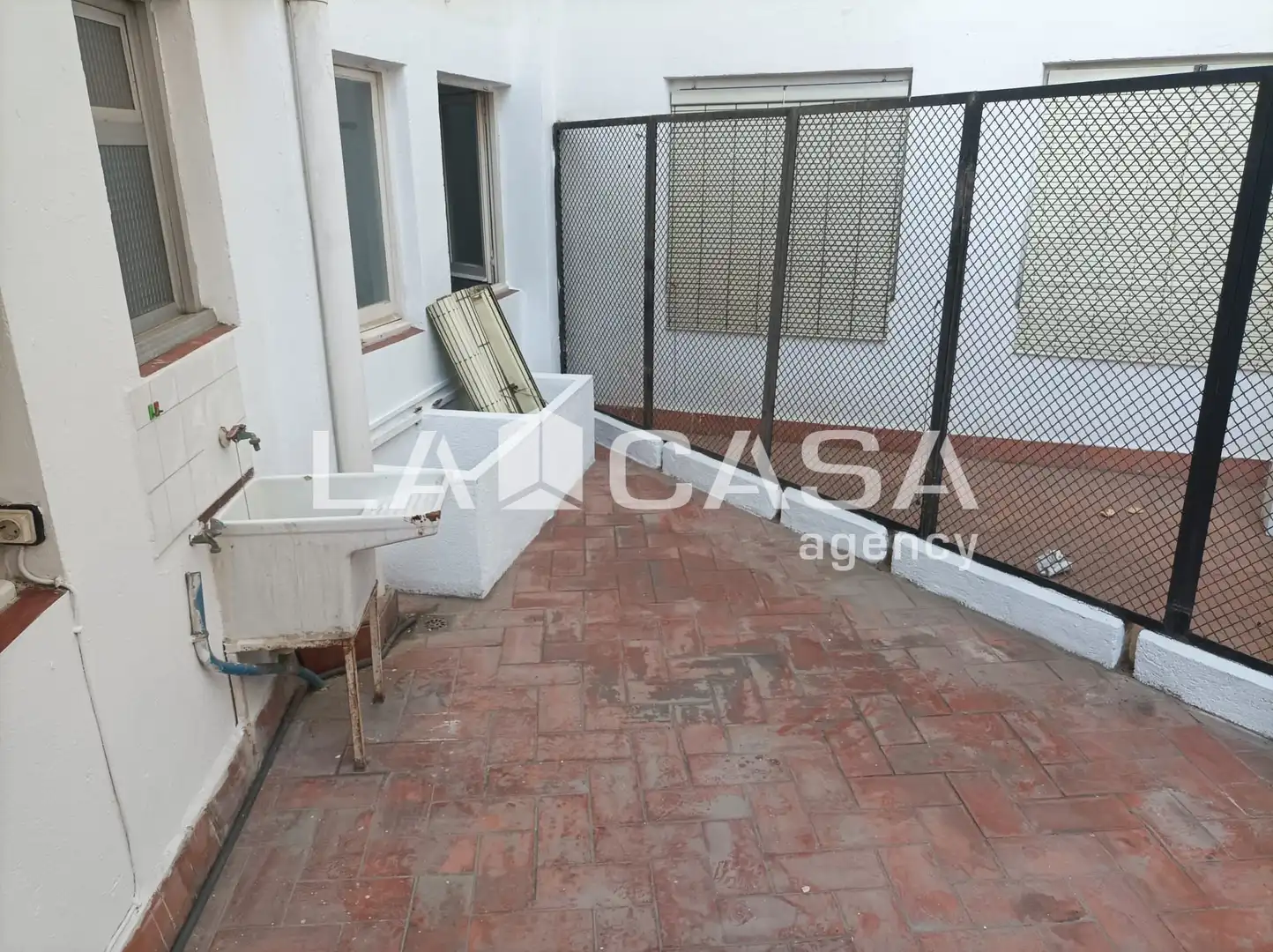 Piso en venta en Santa Coloma de Gramenet con Calefacción, Terraza y Trastero