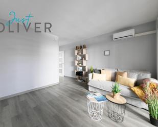 Sala d'estar de Apartament en venda en Salou amb Parquet, Moblat i Piscina comunitària