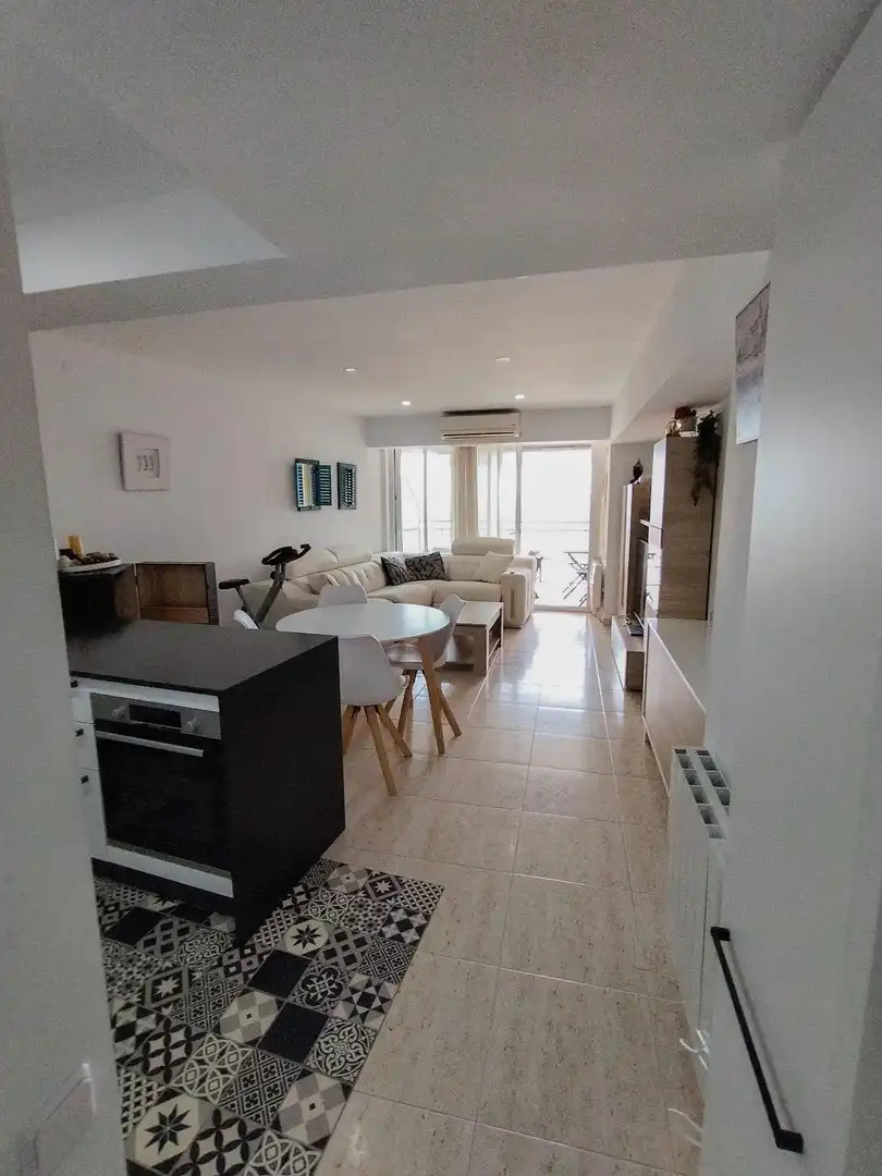 Sala d'estar de Pis de lloguer en Palamós amb Aire condicionat, Terrassa i Moblat
