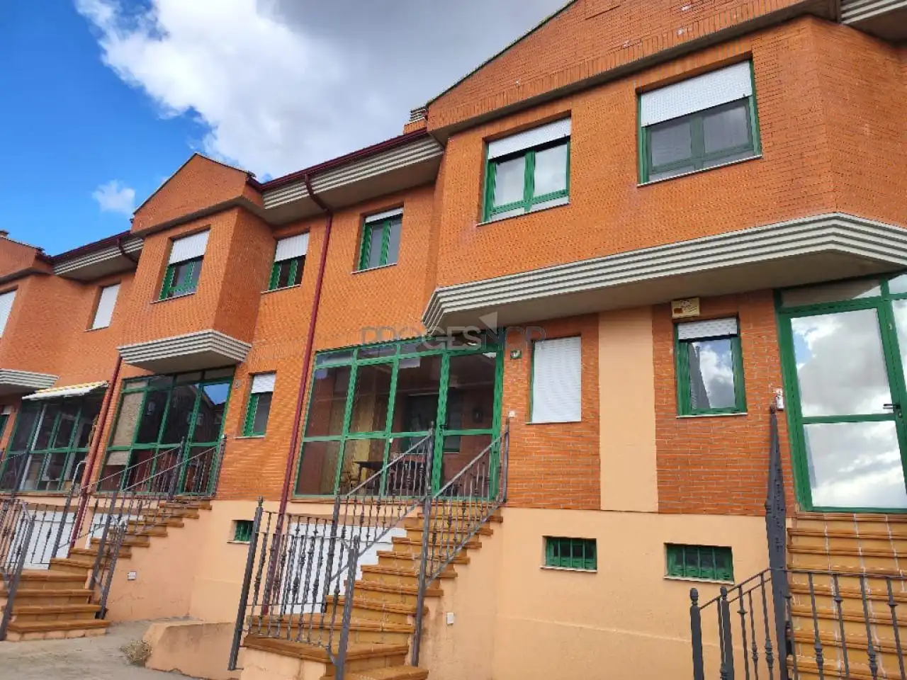 Vista exterior de Casa adosada en venda en Valdefresno amb Calefacció, Jardí privat i Parquet