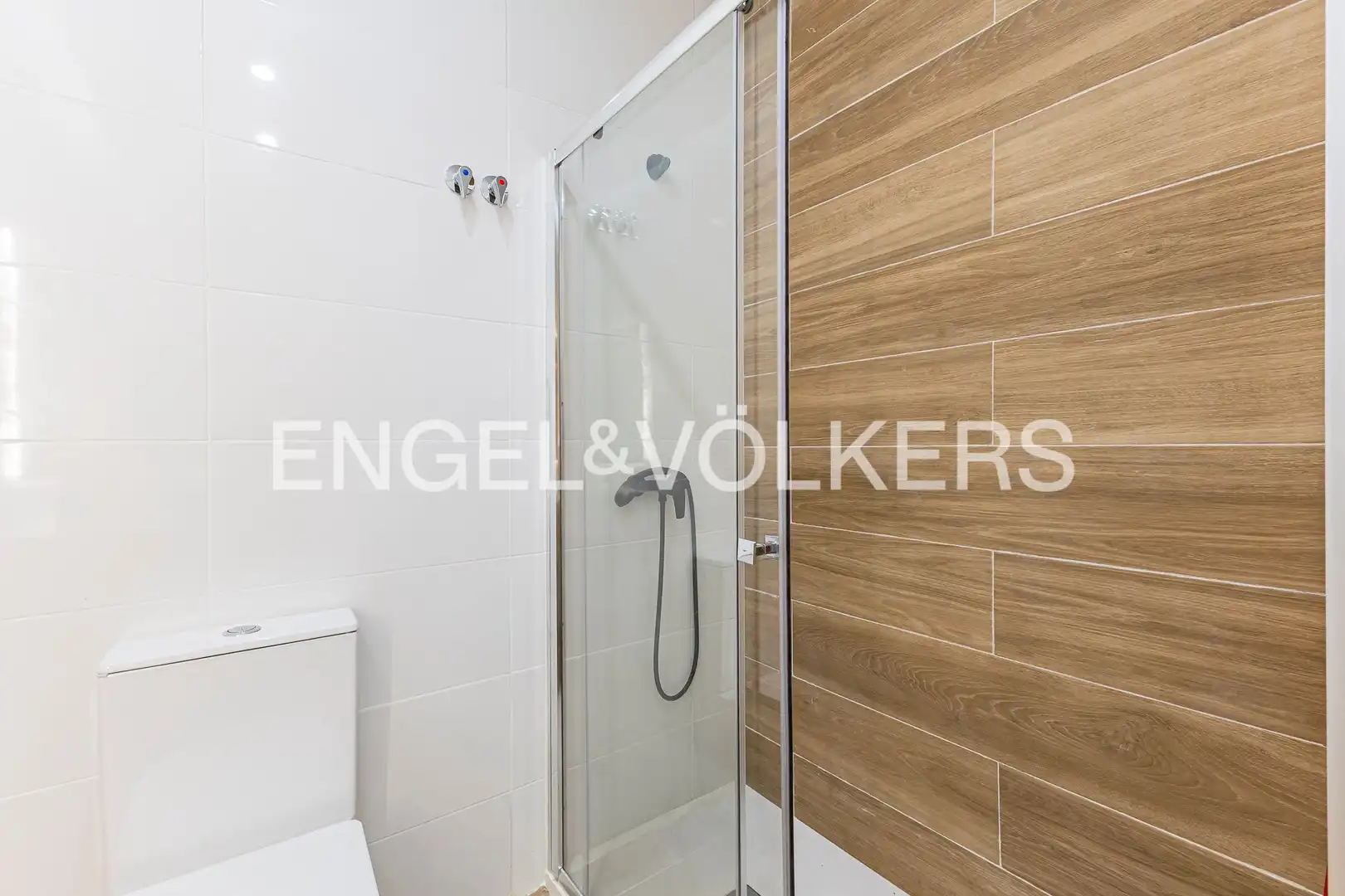 Bany de Apartament en venda en Barcelona amb Aire condicionat i Calefacció