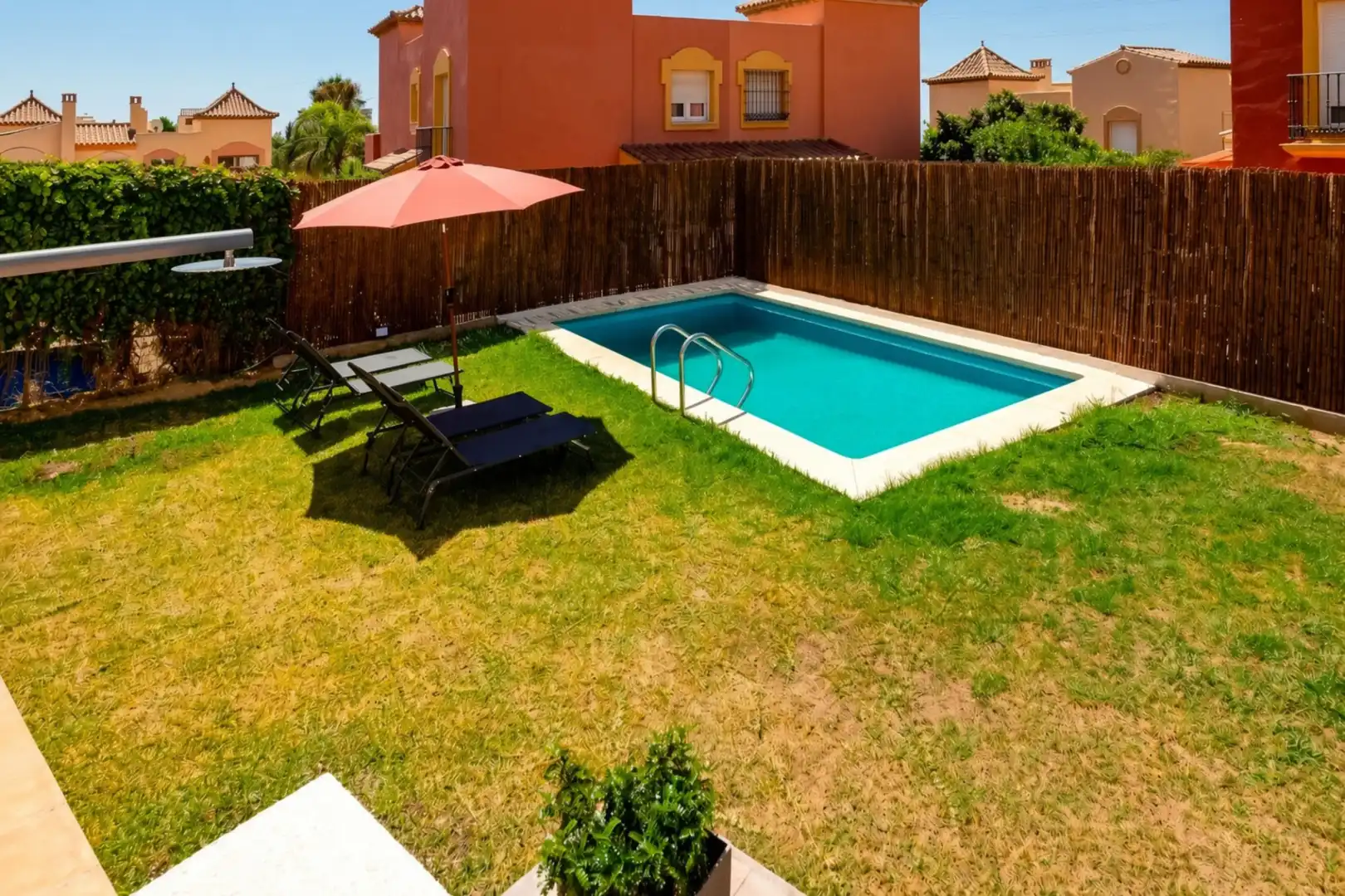 Piscina de Casa adosada en venda en Marbella amb Aire condicionat, Jardí privat i Terrassa