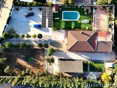 Vista exterior de Casa o xalet en venda en Linares amb Aire condicionat, Jardí privat i Piscina