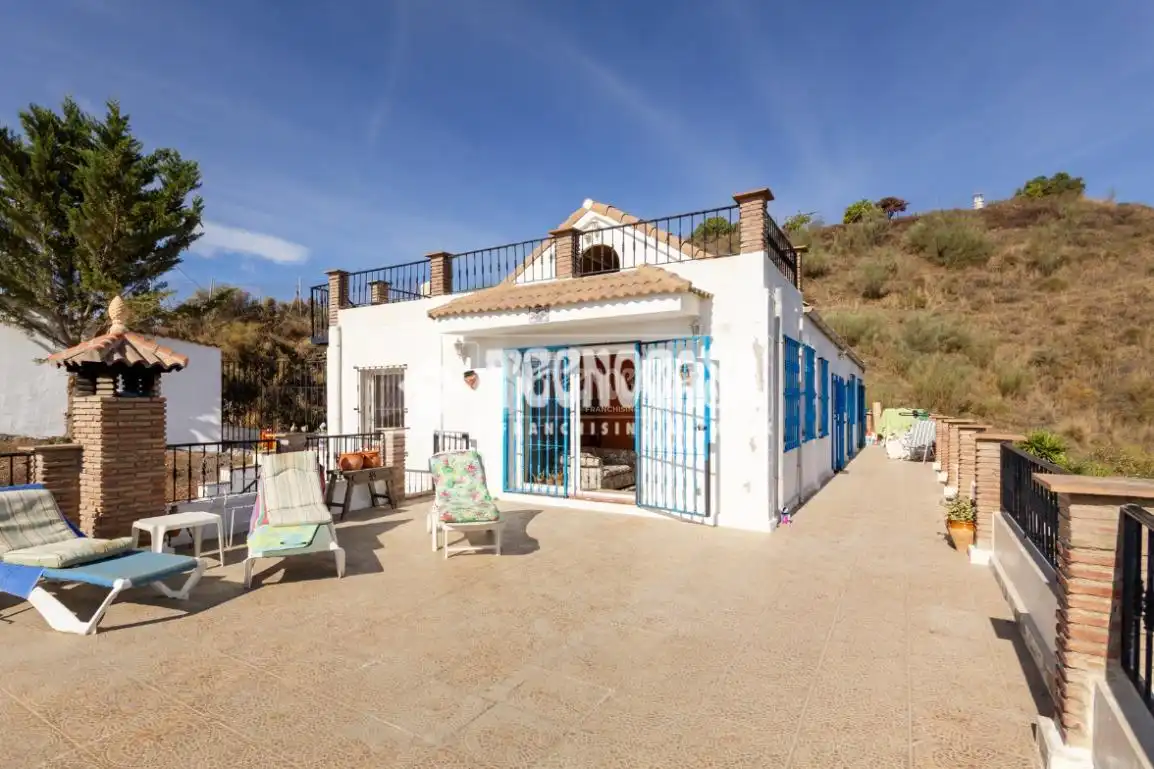 Country homes for sale in Iznate, Málaga