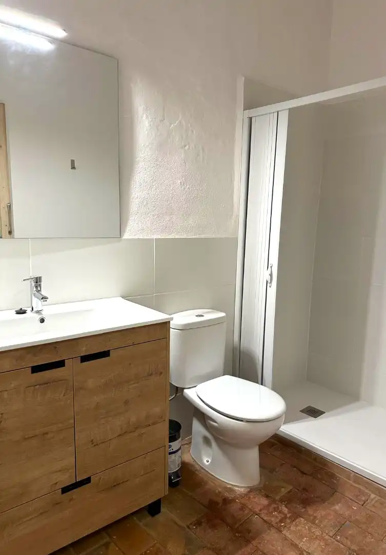 Baño de Finca rústica de alquiler en Navata con Aire acondicionado, Calefacción y Jardín privado