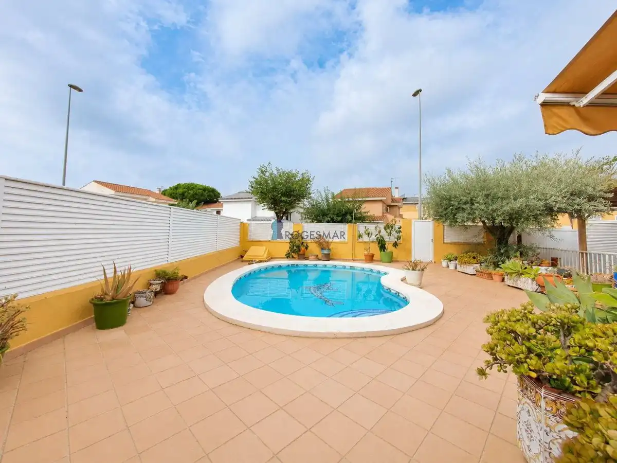 Piscina de Casa o xalet en venda en Benicasim / Benicàssim amb Aire condicionat, Jardí privat i Terrassa