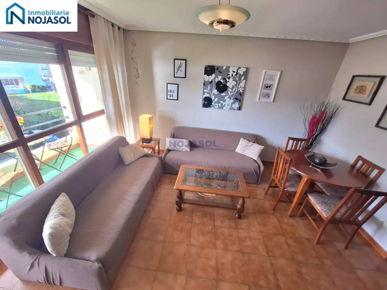 Sala d'estar de Dúplex de lloguer en Noja amb Calefacció, Terrassa i Moblat