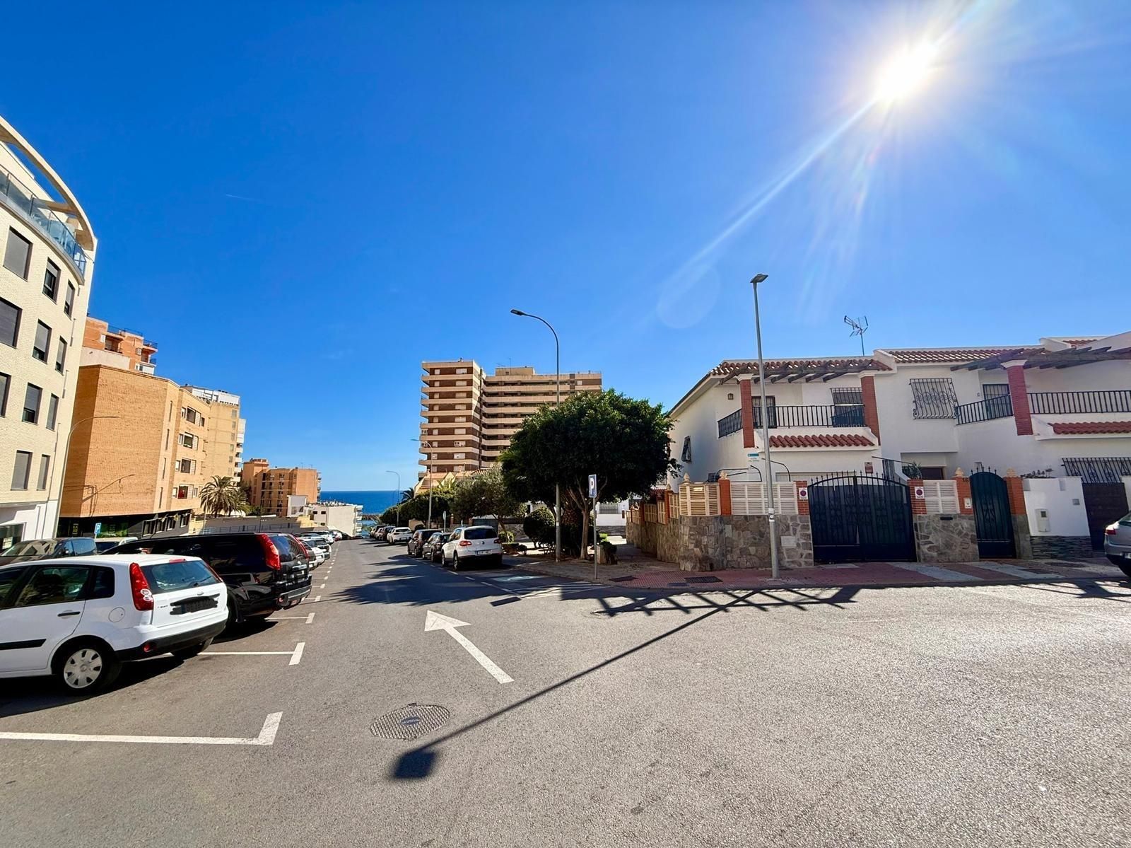 Vista exterior de Casa adosada en venda en Roquetas de Mar amb Terrassa