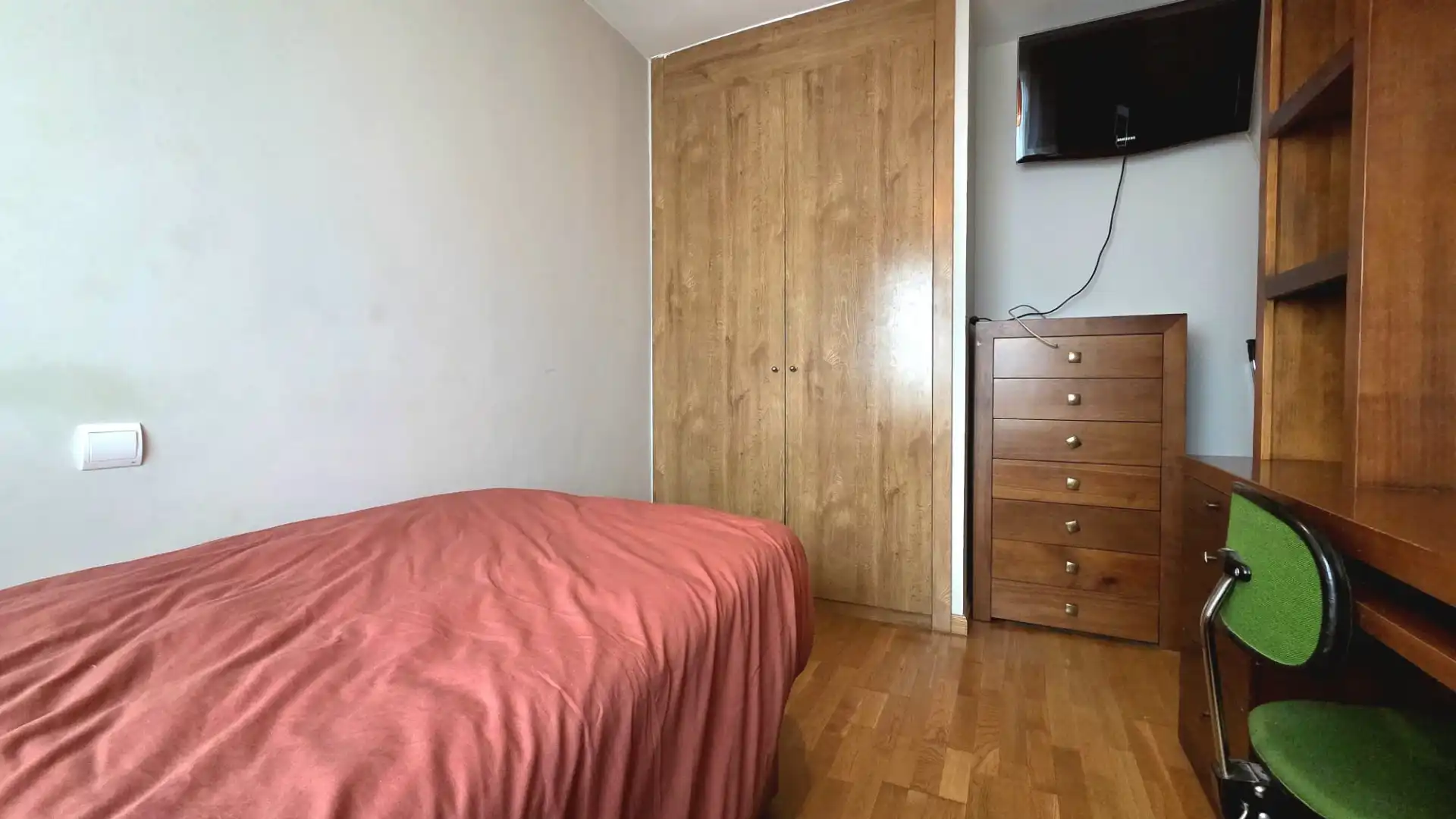 Schlafzimmer von Dachboden zum Verkauf in Fuenlabrada mit Klimaanlage, Heizung und Privatgarten