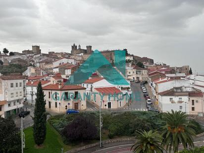 Vista exterior de Àtic en venda en Cáceres Capital amb Aire condicionat