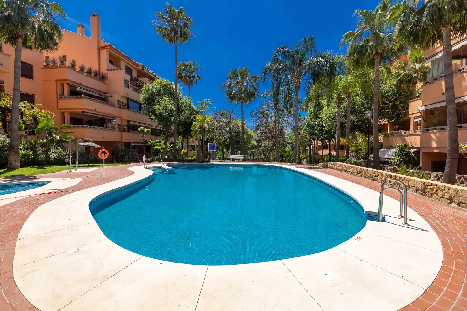 Swimming pool of Flat for sale in Marbella  with Air Conditioner, Heating and Terrace